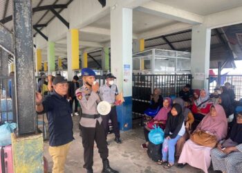 Personel Pos Terpadu Nataru Imbau Masyarakat di Pelabuhan Domestik Karimun