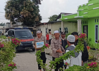 Jumat Berkah, Sat Binmas Salurkan Bantuan Kapolres Karimun