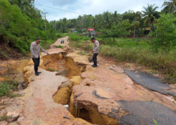 Cegah Potensi Lakalantas Akibat Jalan Rusak, Polsek Moro Himbau Gunakan Jalan Alternatif