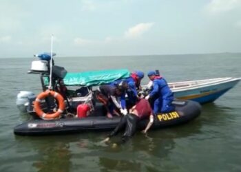Satpolairud Polres Karimun Bersama Tim SAR Berhasil Temukan Korban Laka Laut