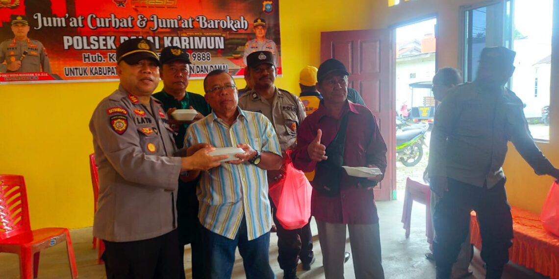 Jum’at Barokah, Kapolsek Balai Karimun Bagikan Nasi Bungkus pada Warga