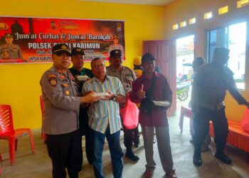 Jum’at Barokah, Kapolsek Balai Karimun Bagikan Nasi Bungkus pada Warga