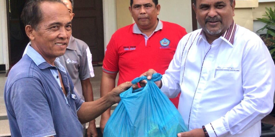 Bupati Karimun Beri Sembako Pada 111 Sopir dan TKBM Pelabuhan Taman Bunga