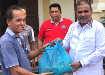 Bupati Karimun Beri Sembako Pada 111 Sopir dan TKBM Pelabuhan Taman Bunga