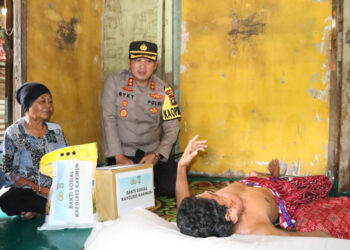 Jumat Berkah, Kapolres Karimun Sambangi Masyarakat Membutuhkan Bantuan