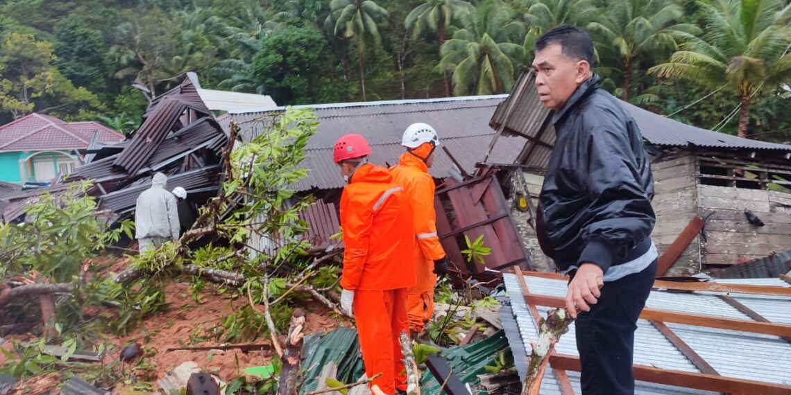 Hujan Deras Selimuti Lokasi Longsor di Serasan, Bupati Perintahkan Tim Evakuasi Korban Mundur