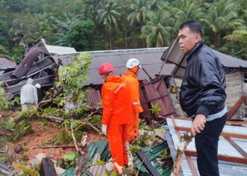 Hujan Deras Selimuti Lokasi Longsor di Serasan, Bupati Perintahkan Tim Evakuasi Korban Mundur