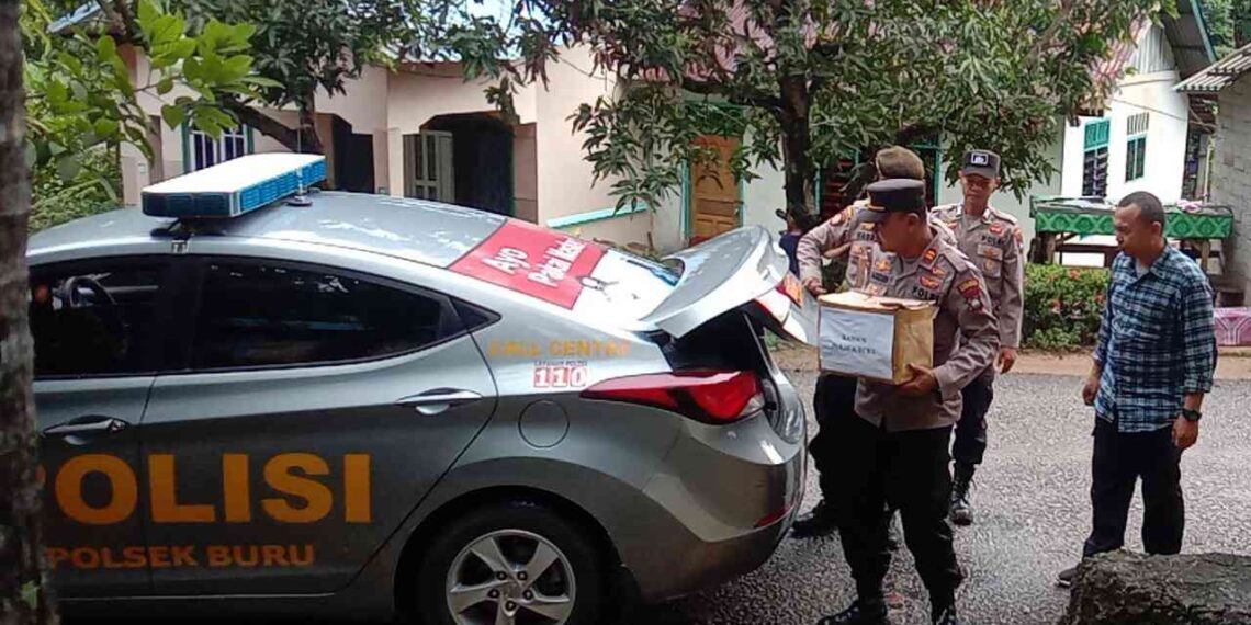 Gelar Jumat Curhat dan Barokah, Kapolsek Buru Turut Berbagi Sembako