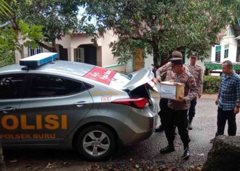 Gelar Jumat Curhat dan Barokah, Kapolsek Buru Turut Berbagi Sembako