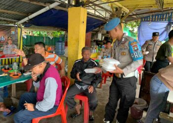 Jum’at Barokah, Kapolsek Balai Karimun Bagikan Nasi Bungkus Kepada Warga