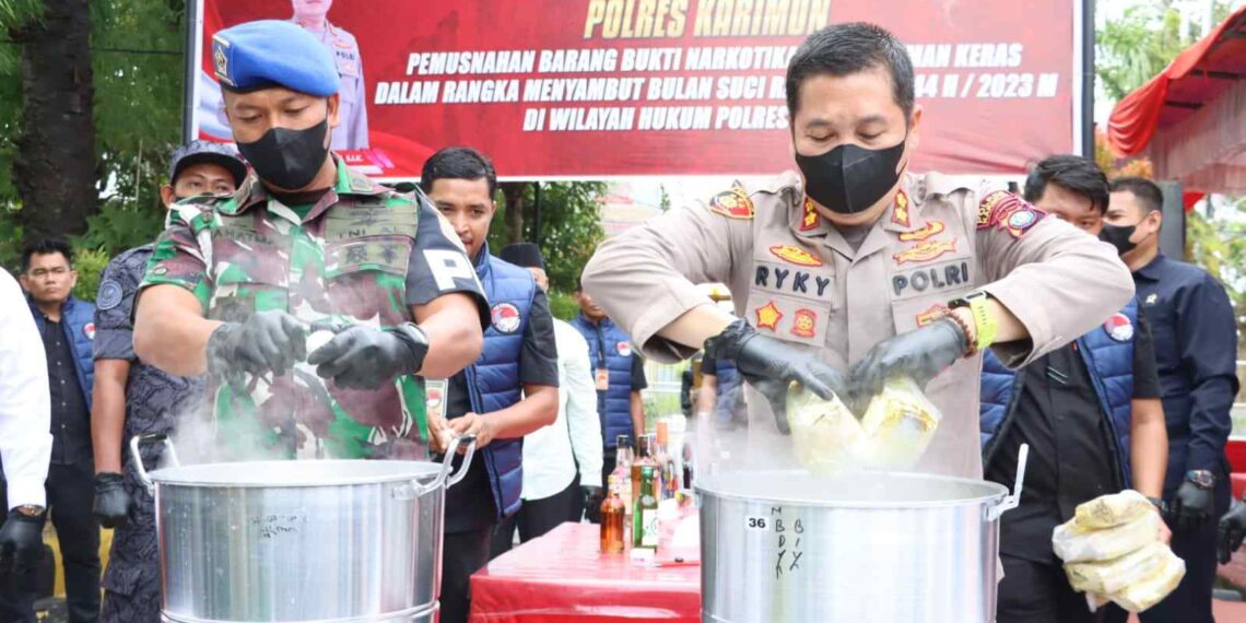 Sat Narkoba Polres Karimun Musnahkan Barang Bukti Narkoba Jenis Sabu dan Miras