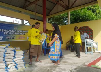 Relawan Golkar Bagikan Beras Di Lingga