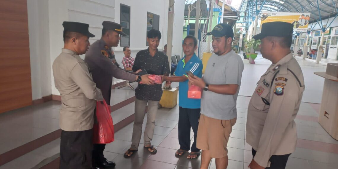 Polsek KKP Polres Karimun Berbagi Takjil Gratis di Pelabuhan Domestik Karimun