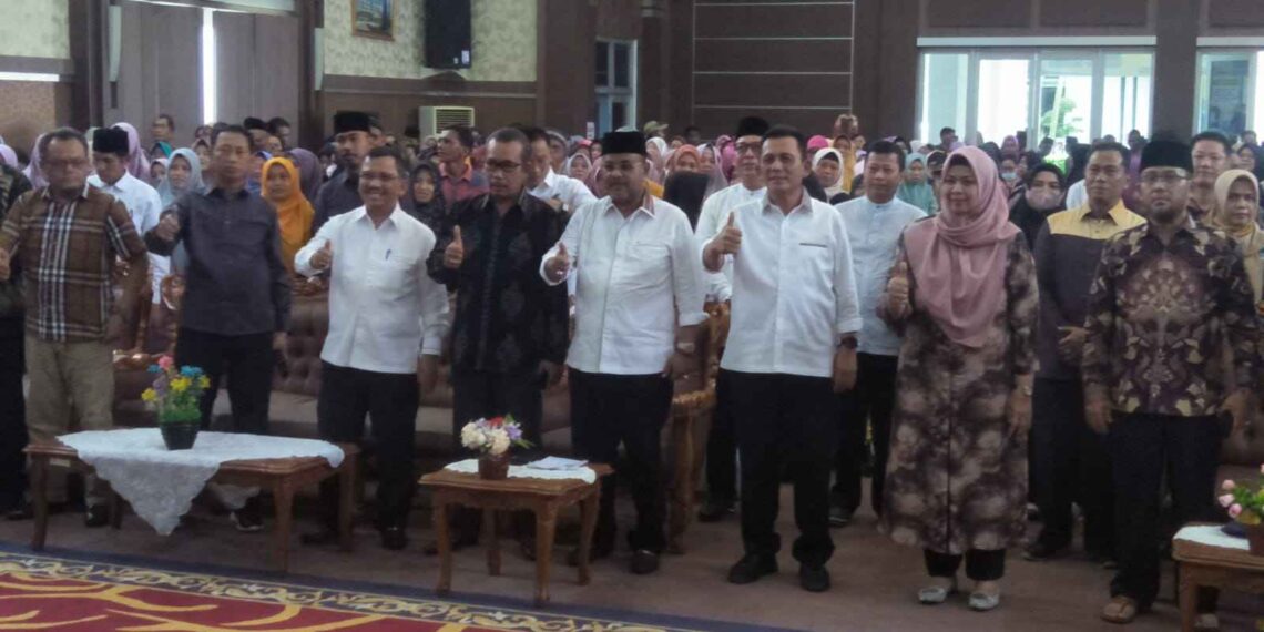 Gubernur Ansar Ahmad Salurkan Bantuan Insentif RT RW di Karimun