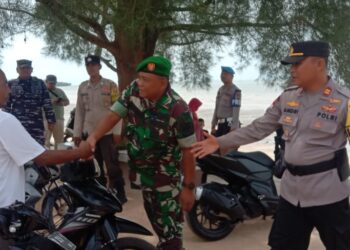Polsek Buru dan TNI, Bersama Patroli Sambang Masyarakat