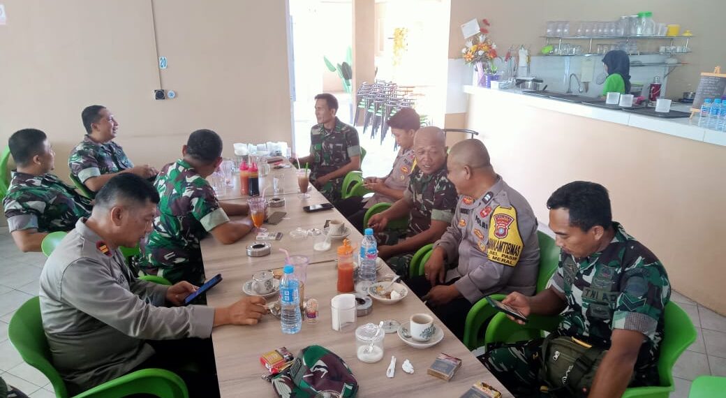 Perkuat Sinergritas, Kapolsek Meral Gelar Coffee Morning Bersama TNI