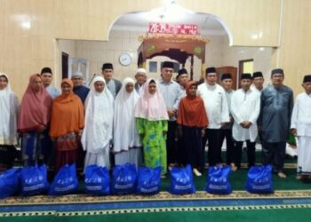 Safari Ramadhan di Desa Ceruk, Bupati Natuna Serahkan Sembako