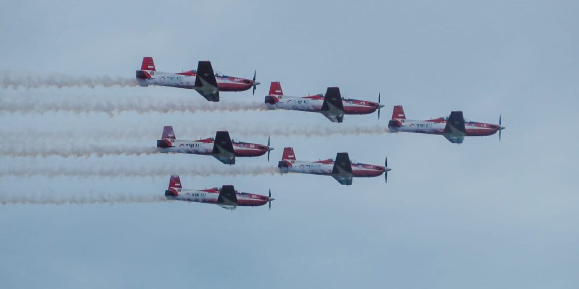 Masyarakat Terpukau Aksi Demo Udara Jupiter Aerobatic Team (JAT) TNI AU