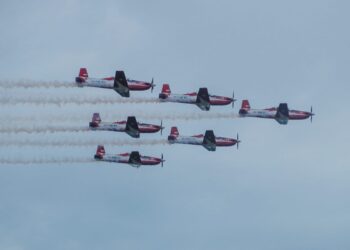 Masyarakat Terpukau Aksi Demo Udara Jupiter Aerobatic Team (JAT) TNI AU