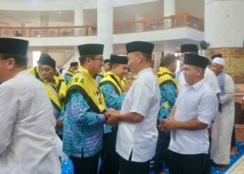 Bupati Wan Siswandi Lepas 100 Calon Jemaah Haji Natuna