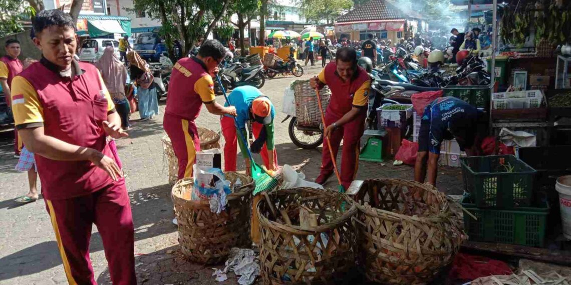 Peduli Lingkungan, Polsek Tanjungpinang Timur Sisir Sampah di Seputar Pasar Bincen