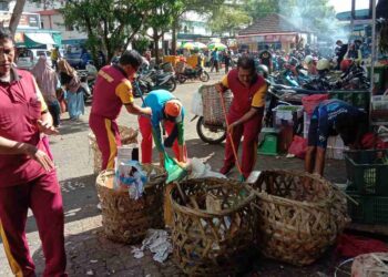 Peduli Lingkungan, Polsek Tanjungpinang Timur Sisir Sampah di Seputar Pasar Bincen