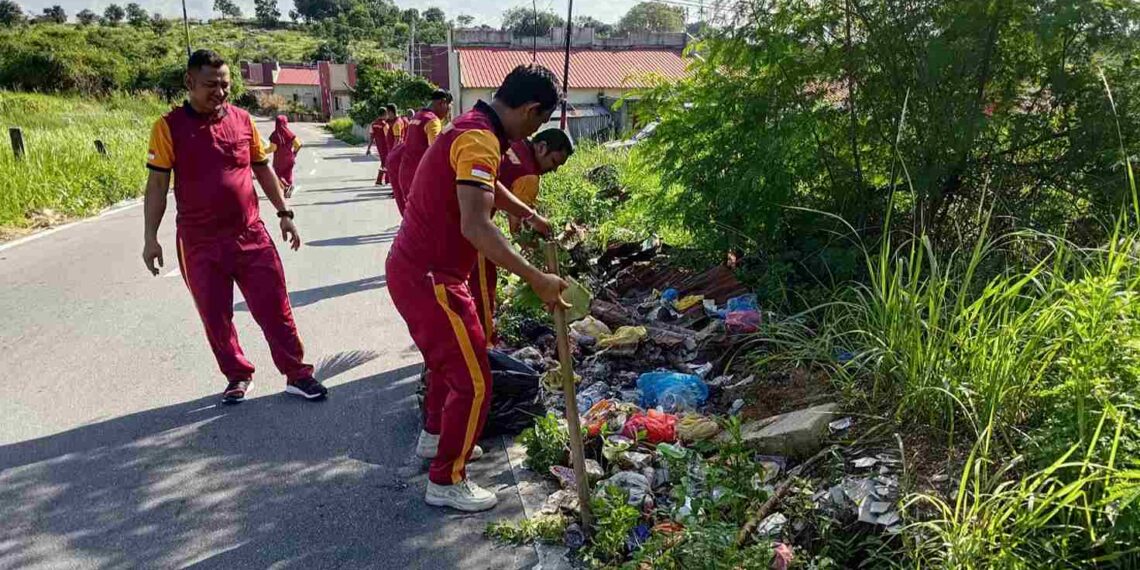 Polres Karimun dan Polsek Jajaran Goro Bersama Warga Bersihkan Sampah