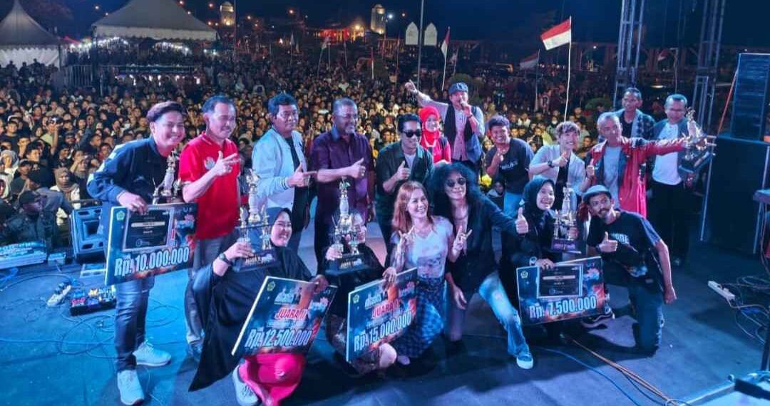 Para pemenang Karimun Band Fest saat berfoto bersama dewan juri. (Foto: Ist)