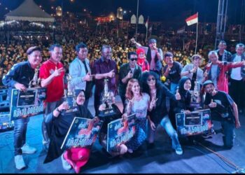 Para pemenang Karimun Band Fest saat berfoto bersama dewan juri. (Foto: Ist)