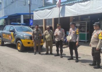 Kapolsek Moro AKP Rizal Rahim, S.H, melalui personel Bhabinkamtibmas mengimbau warga Kecamatan Moro untuk memasang bendera merah putih.
