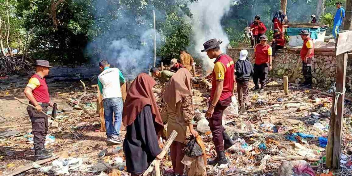 Personel Polsek Moro saat gotong royong bersihkan sampah.