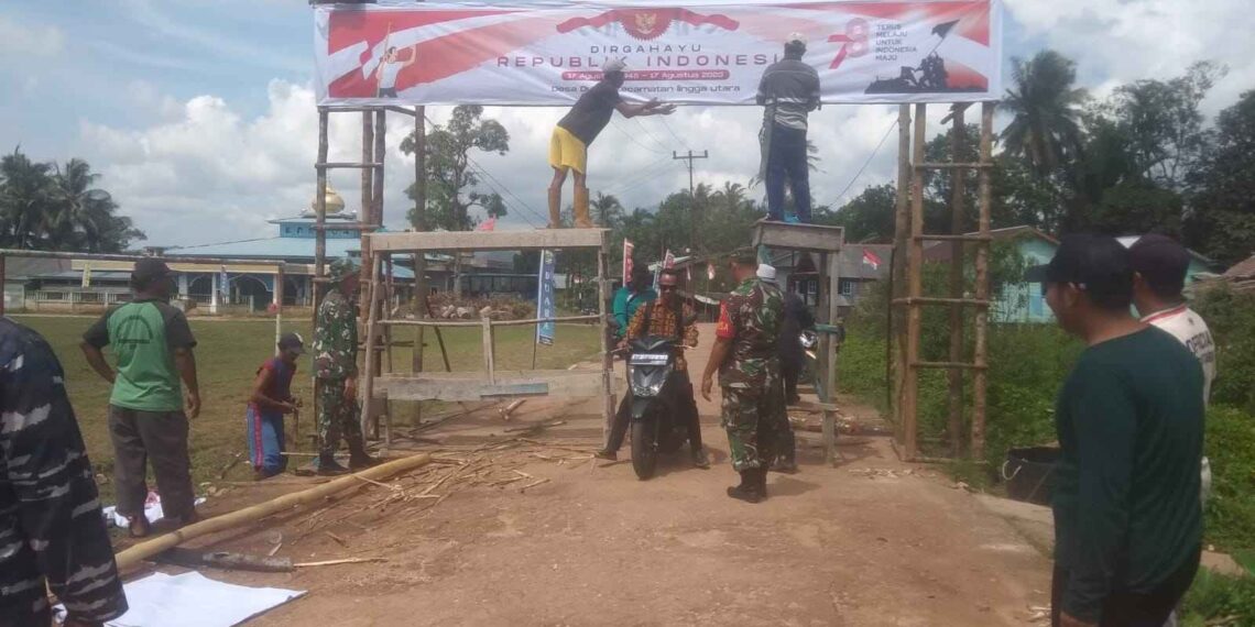 Tumbuhkan Semangat Perjuangan, Babinsa Lingga Utara Bangun Gapura Jelang HUT ke-78 RI