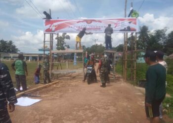 Tumbuhkan Semangat Perjuangan, Babinsa Lingga Utara Bangun Gapura Jelang HUT ke-78 RI