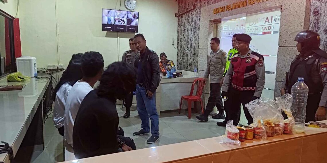 6 orang pengguna lem saat diamankan di Mapolres Karimun. (Foto: Ist)