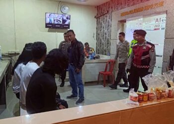 6 orang pengguna lem saat diamankan di Mapolres Karimun. (Foto: Ist)