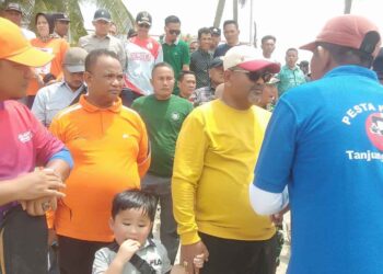 Bupati Karimun Aunur Rafiq saat memeriahkan Pesta Pantai penutupan lomba Jong dan sampan layar di Pantai Tanjung Ambat. (Foto: Defran)