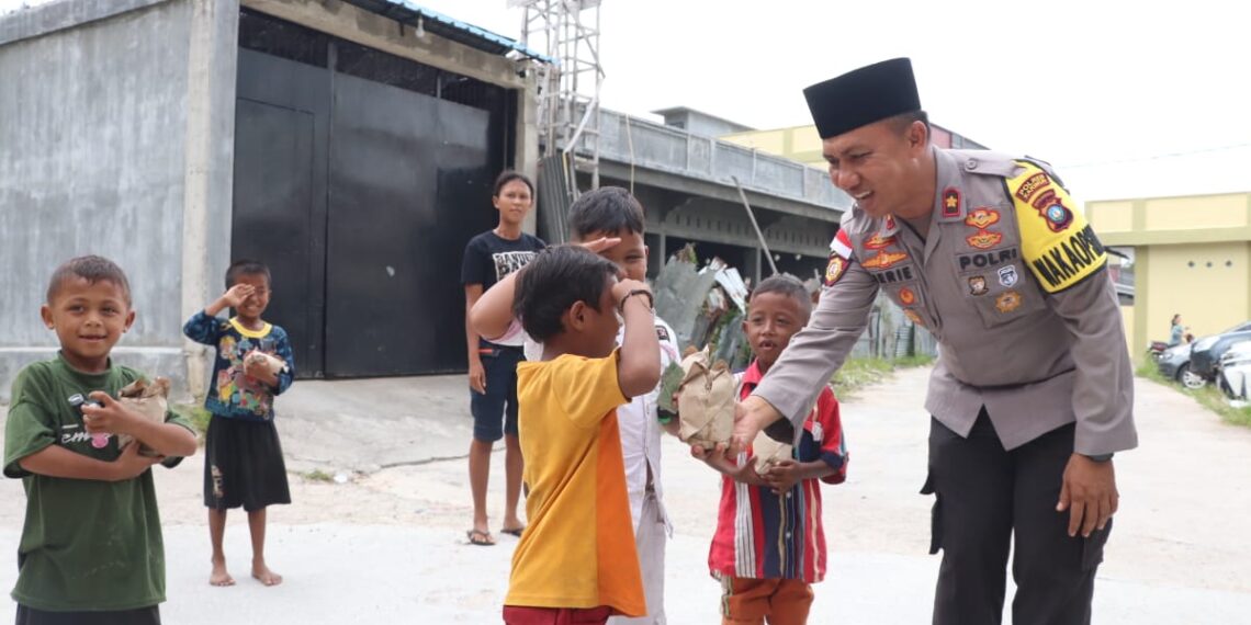 Giat Jumat Keliling, Polres Karimun Bagi Ratusan Nasi Bungkus