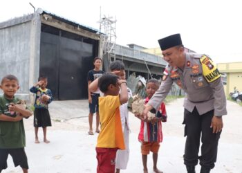 Giat Jumat Keliling, Polres Karimun Bagi Ratusan Nasi Bungkus