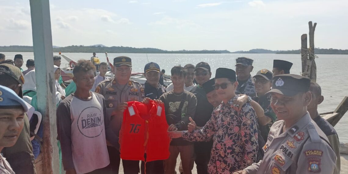 Kapolsek Buru Serahkan 50 Life Jacket untuk Siswa-siswi di Kecamatan Buru
