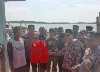 Kapolsek Buru Serahkan 50 Life Jacket untuk Siswa-siswi di Kecamatan Buru