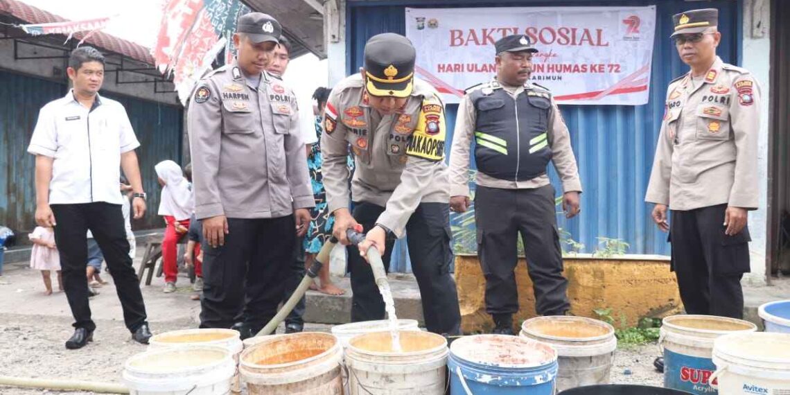 Sambut HUT Ke-72 Humas Polri, Sihumas Polres Karimun Salurkan Air Bersih pada Warga