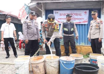 Sambut HUT Ke-72 Humas Polri, Sihumas Polres Karimun Salurkan Air Bersih pada Warga