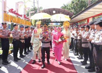 Tradisi Pedang Pora Warnai Parade Pisah Sambut Kapolres Karimun
