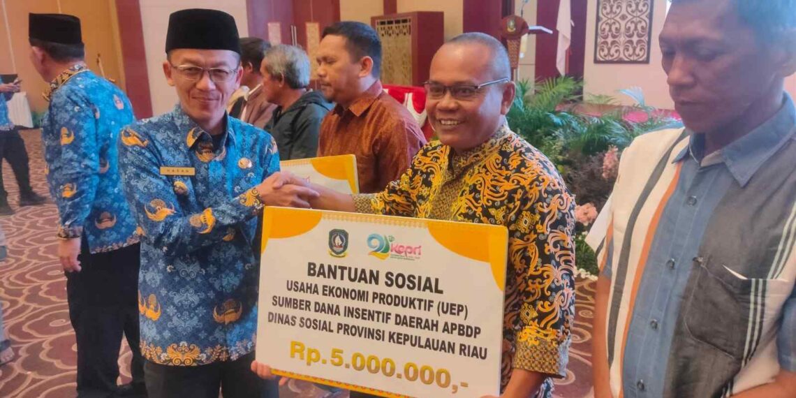 Hadiri Penyerahan Bantuan Ekonomi Produktif dan Beras 5 Kilo, Hasan Sebut Pemko Akan Beri BLT