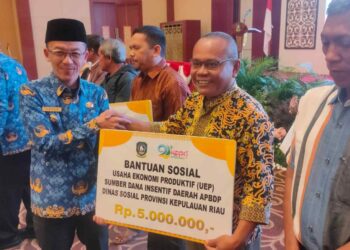 Hadiri Penyerahan Bantuan Ekonomi Produktif dan Beras 5 Kilo, Hasan Sebut Pemko Akan Beri BLT