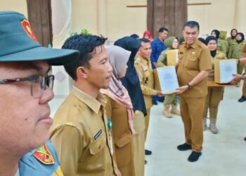 Bupati Natuna Serahkan Bantuan Seragam untuk Satlinmas