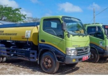 Bupati Natuna Serahkan Hibah Mobil Tangki Air ke PDAM Tirta Nusa