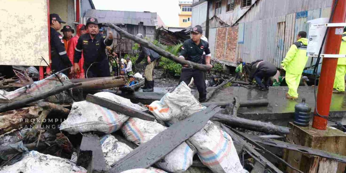 Jaga Kebersihan Laut dan Pesisir, Hasan Turunkan Tim Kebersihan Untuk Gotong Royong