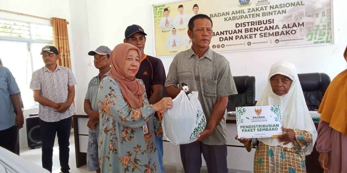120 Paket Sembako dan Bantuan Bencana Rumah Ambruk Disalurkan Baznas di Desa Mapur, Hasil Dari Zakat ASN Bintan