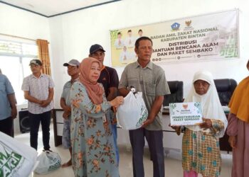 120 Paket Sembako dan Bantuan Bencana Rumah Ambruk Disalurkan Baznas di Desa Mapur, Hasil Dari Zakat ASN Bintan